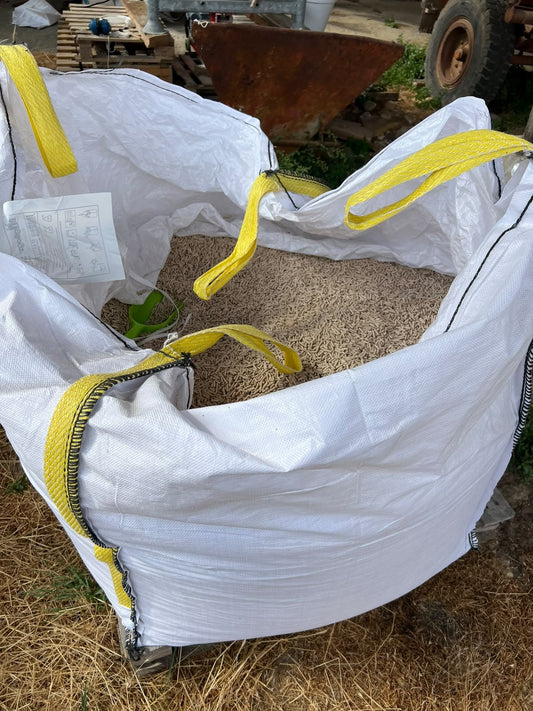 Big bag de 500 kg de granulés, ouvert dans la cour de la ferme