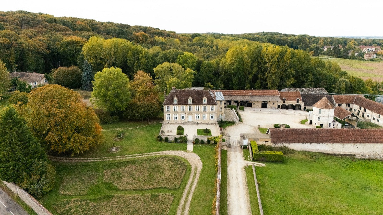Le Château d'Hazeville et le plateau céréalier du Vexin français, à Wy-dit-Joli-Village (Val-d'Oise)