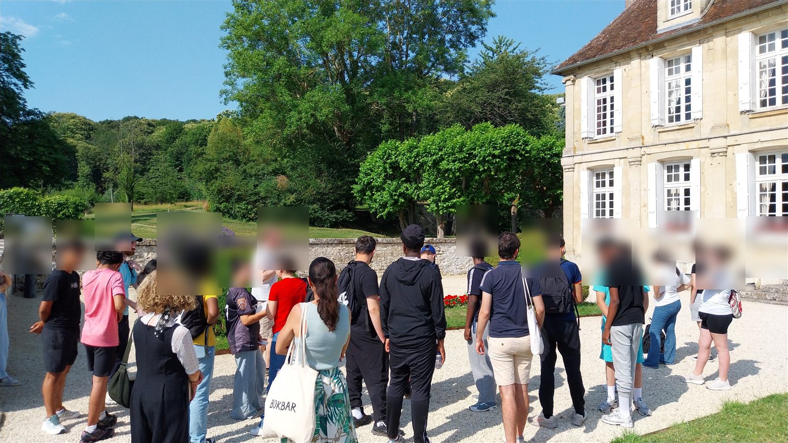 Classe en visite devant le Château d'Hazeville, Val-d'Oise